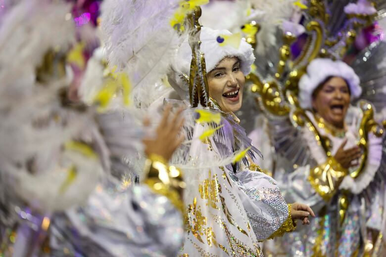 Brasil estalla en color y samba en la primera noche del Carnaval en Sao Paulo