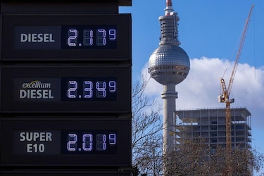 Qué medidas están tomando los gobiernos para aliviar el aumento de los precios de los combustibles en América Latina y el mundo