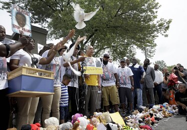 Recuerdan aniversario de muerte de Michael Brown