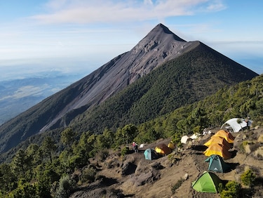 Después de dos años, turismo regresa a volcán activo en Guatemala