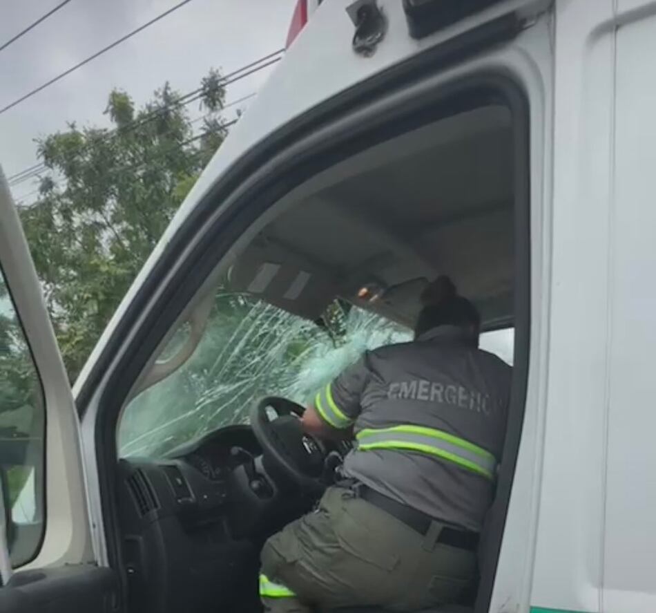 Vandalizan una ambulancia y un bus que transportaban pacientes; la CSS pide respetar la integridad física del personal de salud