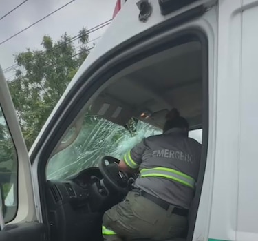Vandalizan una ambulancia y un bus que transportaban pacientes; la CSS pide respetar la integridad física del personal de salud