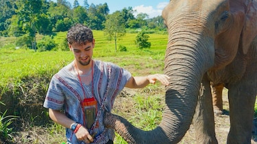 ‘Vi una luz caleidoscópica antes de quedarme ciego’: el joven que sobrevivió a un envenenamiento masivo por metanol en el que murieron 6 personas
