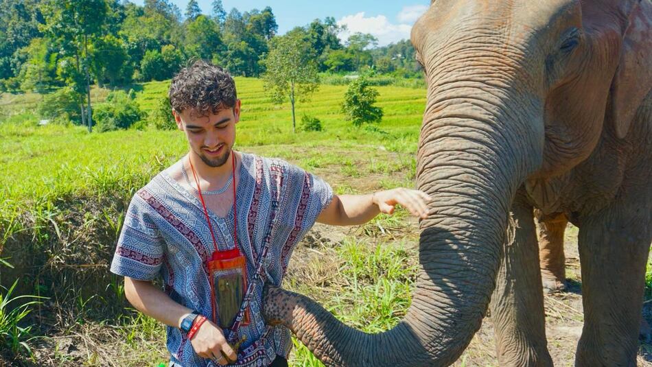 ‘Vi una luz caleidoscópica antes de quedarme ciego’: el joven que sobrevivió a un envenenamiento masivo por metanol en el que murieron 6 personas