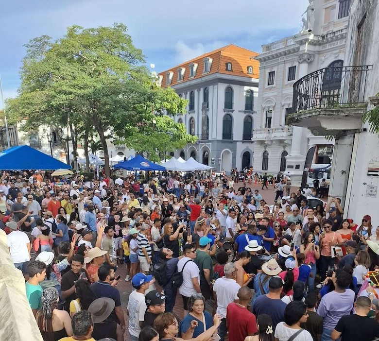 Desorden y riesgo patrimonial durante jornadas de peatonalización en el Casco Antiguo
