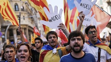 Separatistas catalanes presentan resolución para declarar la independencia