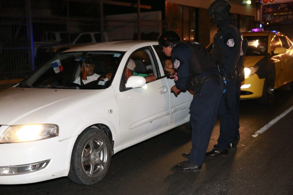En la noche, detenciones por incumplir el toque de queda; en el día, la calle no para ¿se desafía al coronavirus?
