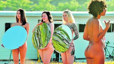 Posan desnudas como protesta contra Trump