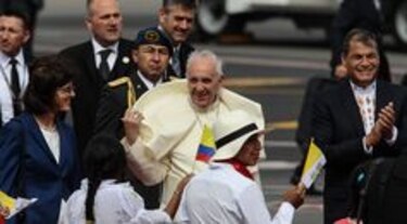Papa Francisco llega a Quito en su segundo viaje a Sudámerica