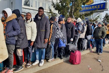 La desesperación de los estudiantes extraeuropeos a los que impiden huir de Ucrania
