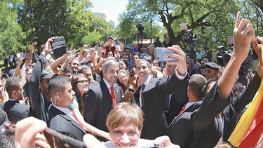 Al menos 600 oficiales retiran apoyo a Maduro