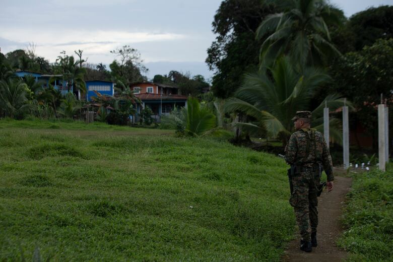 Los lancheros, la desidia estatal y una gran amenaza en río Caimito