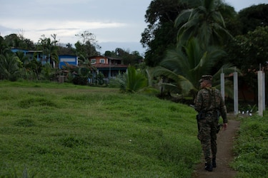 Los lancheros, la desidia estatal y una gran amenaza en río Caimito