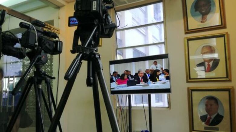 Ricardo Martinelli anuncia 28 pruebas testimoniales y 87 documentales; el fiscal Harry Díaz prepara objeciones