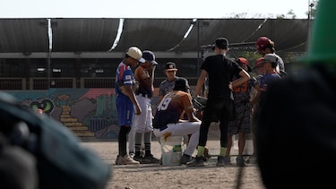 Los niños migrantes venezolanos en Perú que están utilizando el béisbol para reconectarse con su país