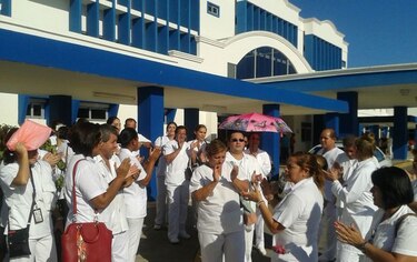 Tras declarar un paro, técnicos de enfermería protestan en las calles