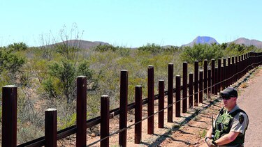 Trump ordena erigir muro