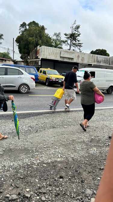 Agroferias del IMA: la fiebre del arroz barato, una fila y muchas historias bajo el sol y la lluvia