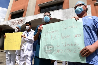 Médicos internos del hospital Santo Tomás protestan al no ser considerados en la primera fase de la vacunación