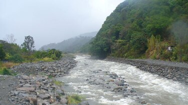 Vigilancia y limpieza para evitar el desbordamiento del río Caldera