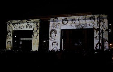 Rostros de víctimas de Palacio de Justicia de Colombia llenan su fachada en 40 aniversario