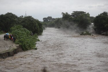 Alerta roja en sur de Honduras, fronterizo con El Salvador y Nicaragua, por tormenta Sara