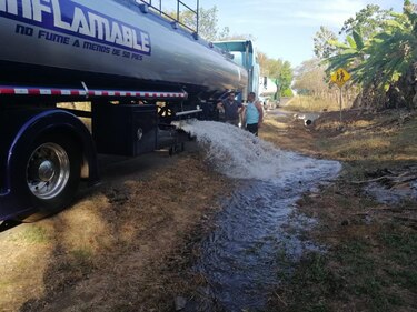 En Ocú sacan un cisterna de las mojaderas
