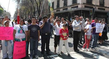 VIDEO: Buhoneros ciegos se enfrentan a la policía en México; 13 uniformados heridos