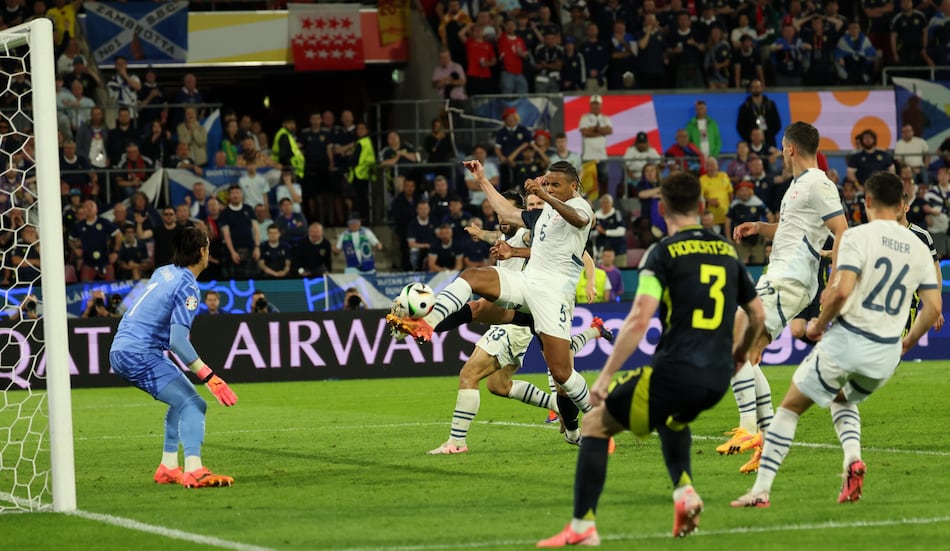 Escocia sigue con vida pese a empatar con Suiza