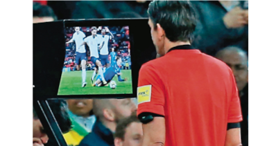 Italia empató sobre el final a Inglaterra gracias al VAR
