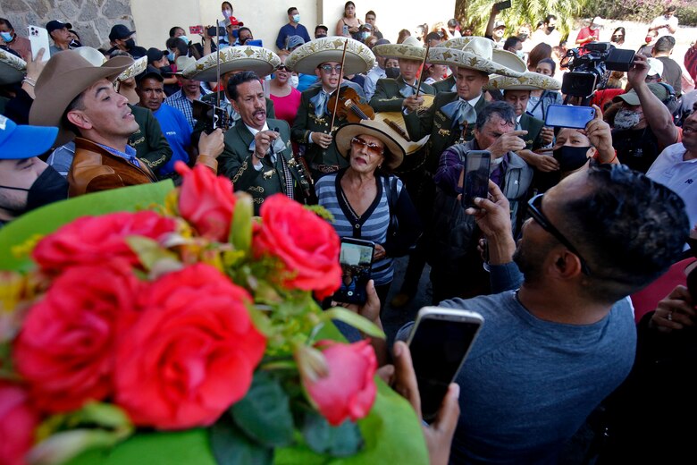 Con rancheras, miles de mexicanos dan último adiós a Vicente Fernández