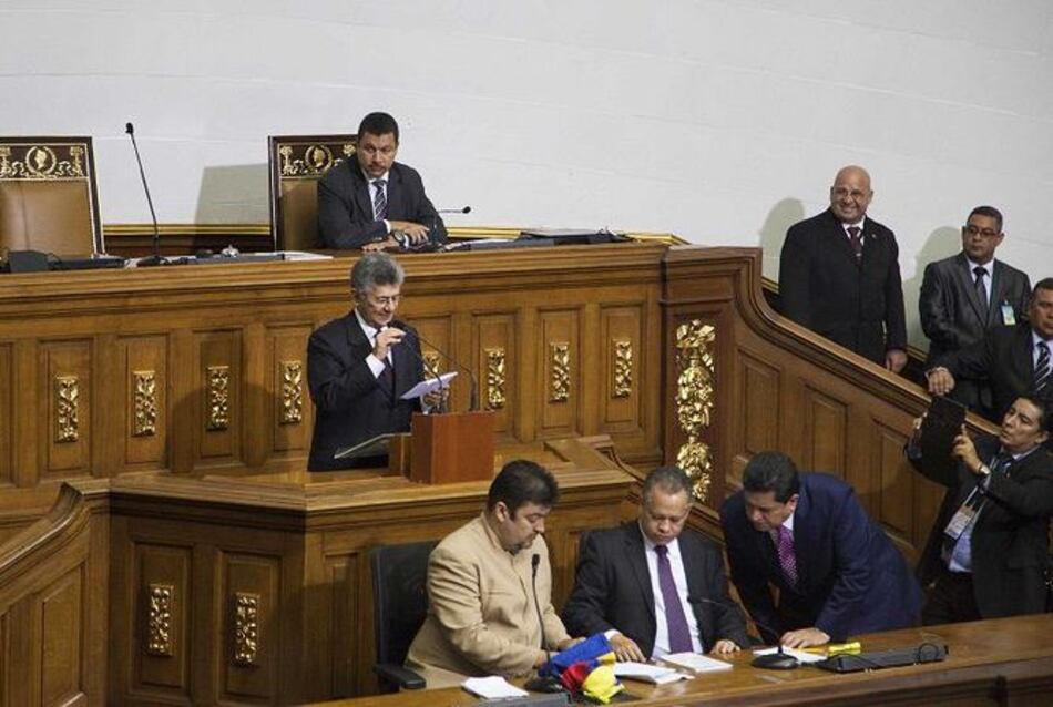 Polémica tras juramentación de tres diputados opositores impugnados