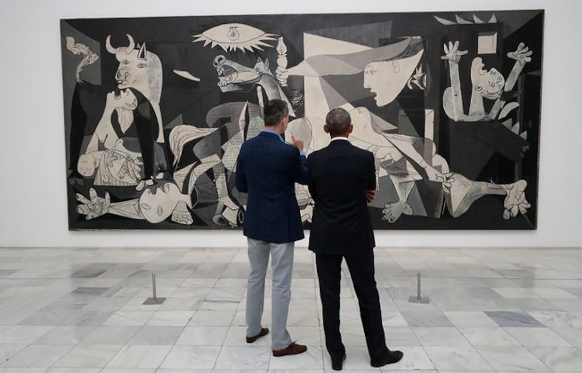 El rey Felipe VI y el expresidente Obama admiran 'El Guernica' de Pablo Picasso pintado en 1937.