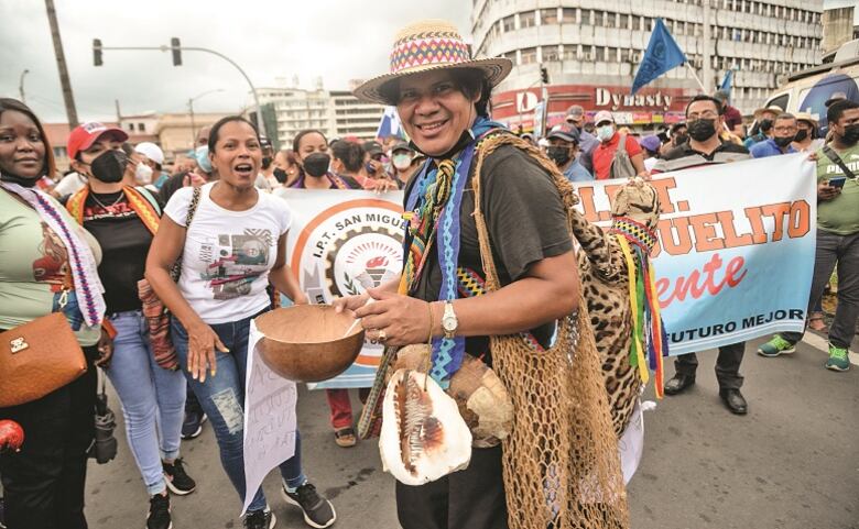 Un coro de indignación contra el despilfarro
