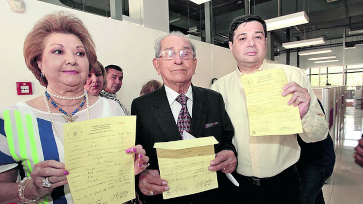 Jorge Rubén Rosas, al centro, renunció en 2014 al Molirena. También lo hicieron su esposa Mitzila de Rosas (Izq.) y su hijo Jorge Alberto Rosas (Der.).
