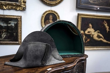 Un sombrero bicornio de Napoléon subastado en Francia por 406 mil 81 dólares