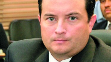 Fiscal retira la orden de detención a exsubgerente de la Caja de Ahorros; ahora no podrá salir del país