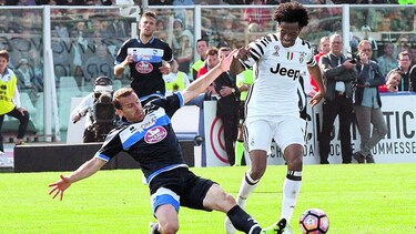 Pescara vence a Palermo en duelo de equipos descendidos