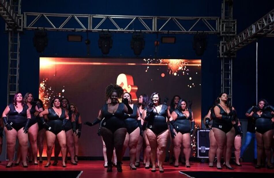 Homenaje a la sensualidad de las mujeres gordas en feria erótica en Río de Janeiro