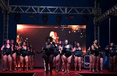 Homenaje a la sensualidad de las mujeres gordas en feria erótica en Río de Janeiro