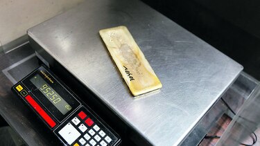 Debilidad del dólar benefició al oro