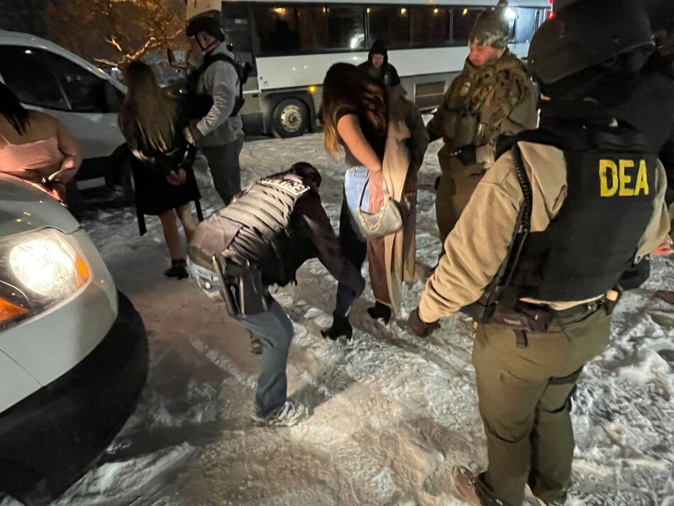 La DEA detiene a más de 100 migrantes en un ‘night club’ de Colorado
