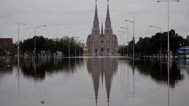Tres muertos y 20 mil evacuados por inundaciones; Gobierno duplica ayuda