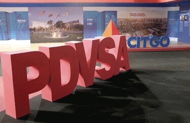 Aumenta presión y disputa por petróleo venezolano