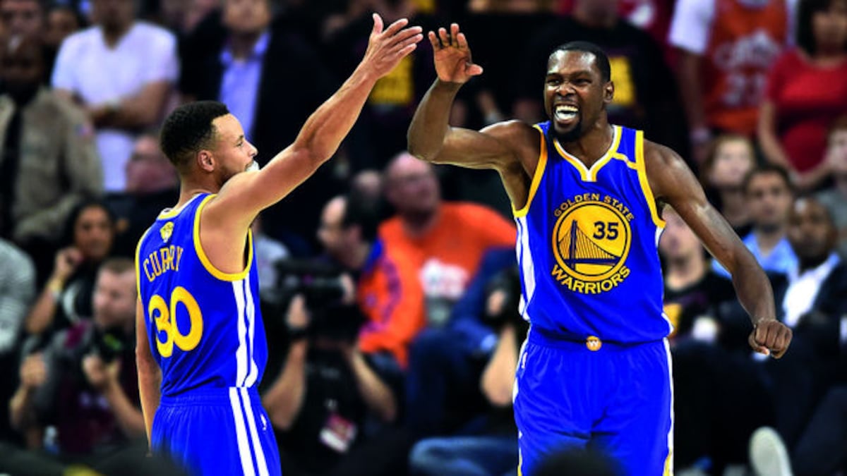 Stephen Curry (Izq.) y Kevin Durant (Der.) de Golden State están a un solo triunfo de ser campeones.REUTERS