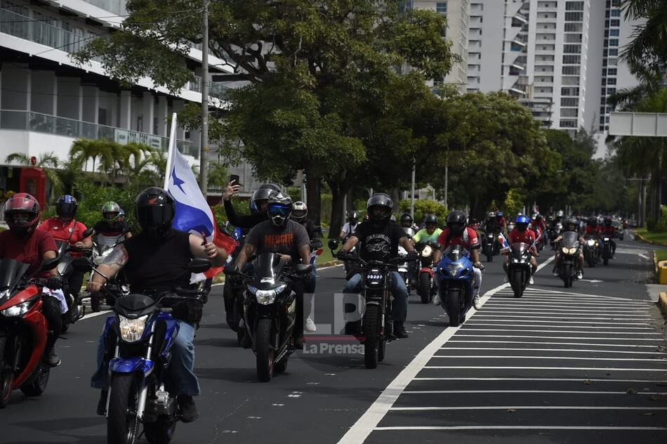 Motorizados se suman a las protestas en las calles por el nuevo contrato minero