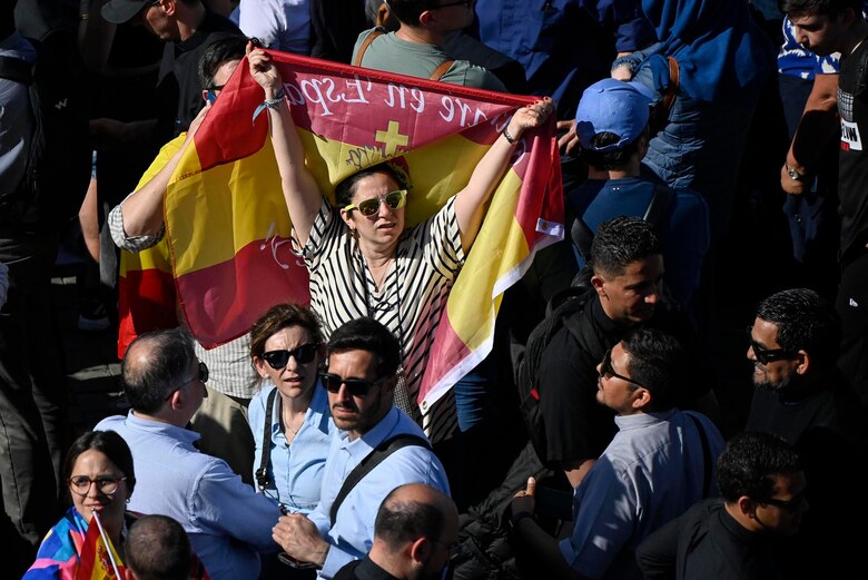 Sale fumata blanca; hay nuevo Papa