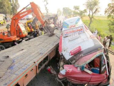 Choque de bus con camión siega 42 vidas