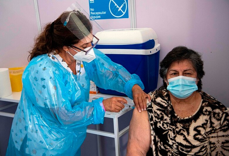 ‘Un pinchazo para vivir más’: adultos mayores protagonistas de primera vacunación masiva en Chile