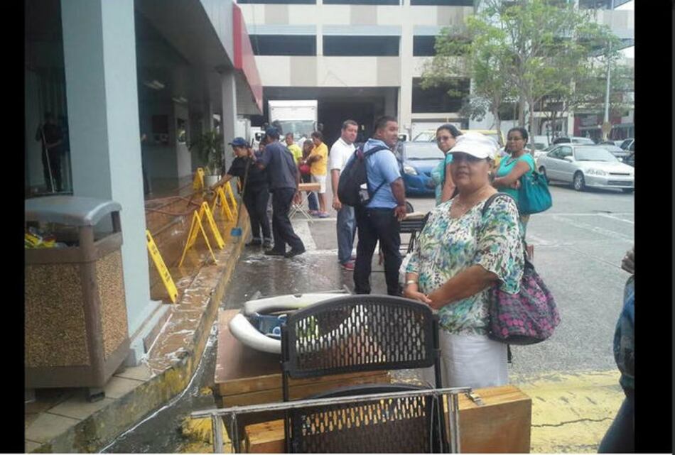 A manguerazos, desalojan a 35 billeteros del centro comercial El Dorado